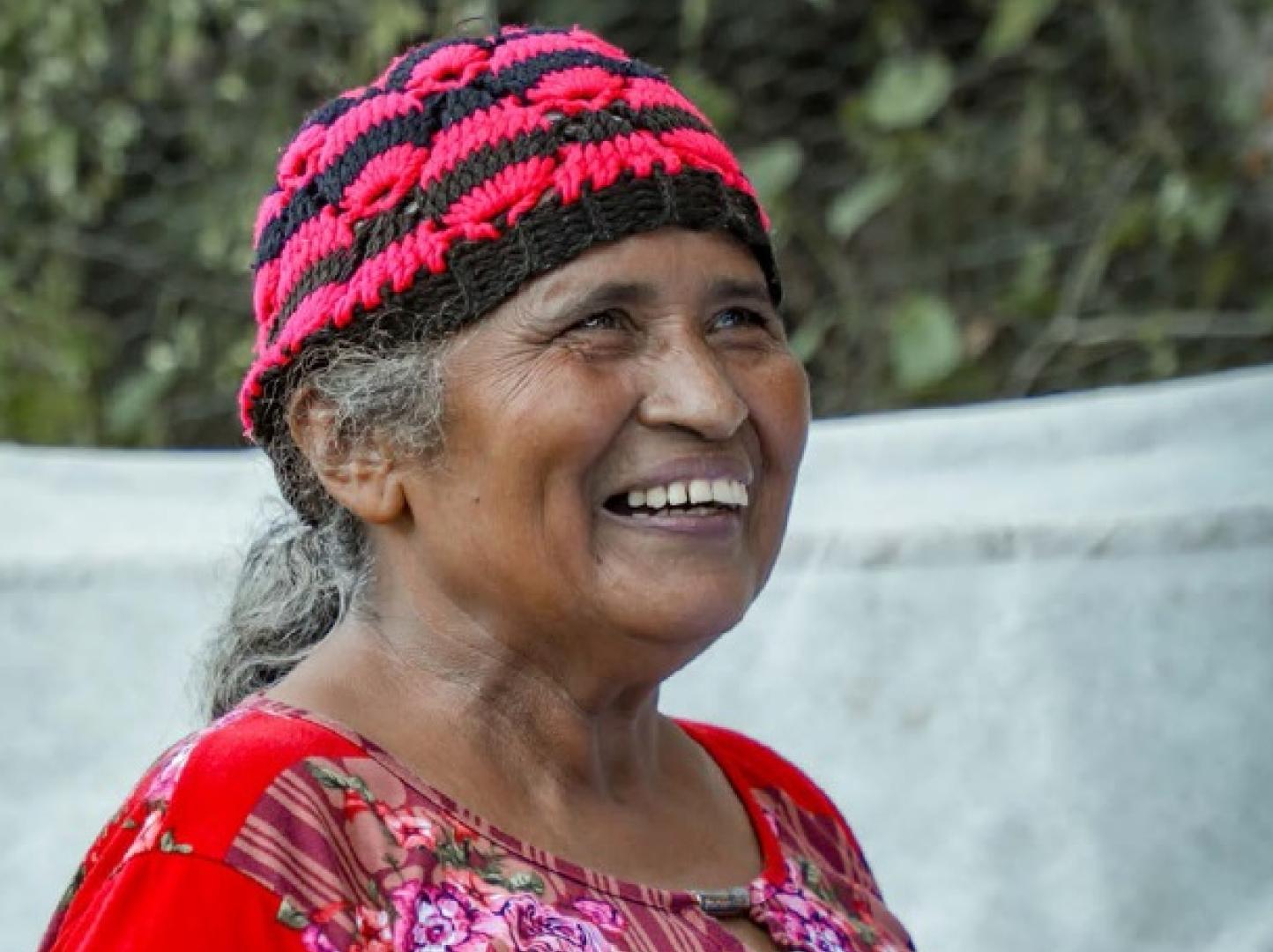 Primer plano de mujer adulta mayor sonriendo. Arriba el texto: El Salvador. Necesidades humanitarias y Plan de respuesta 2025