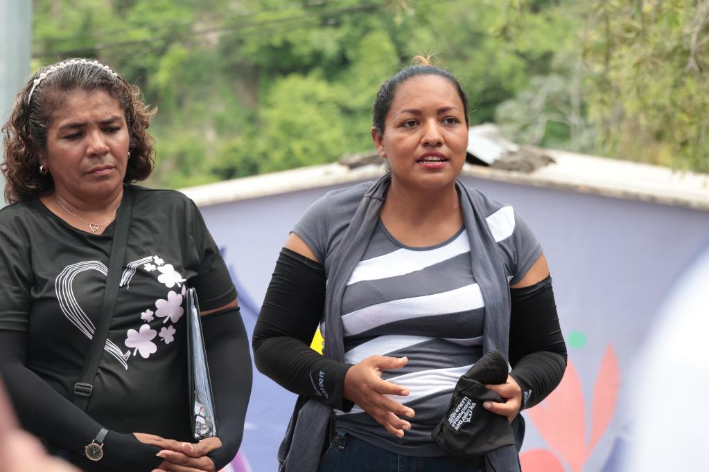 Primer plano de una de las lideresas comunitarias que compartió su experiencia de trabajo por su comunidad.