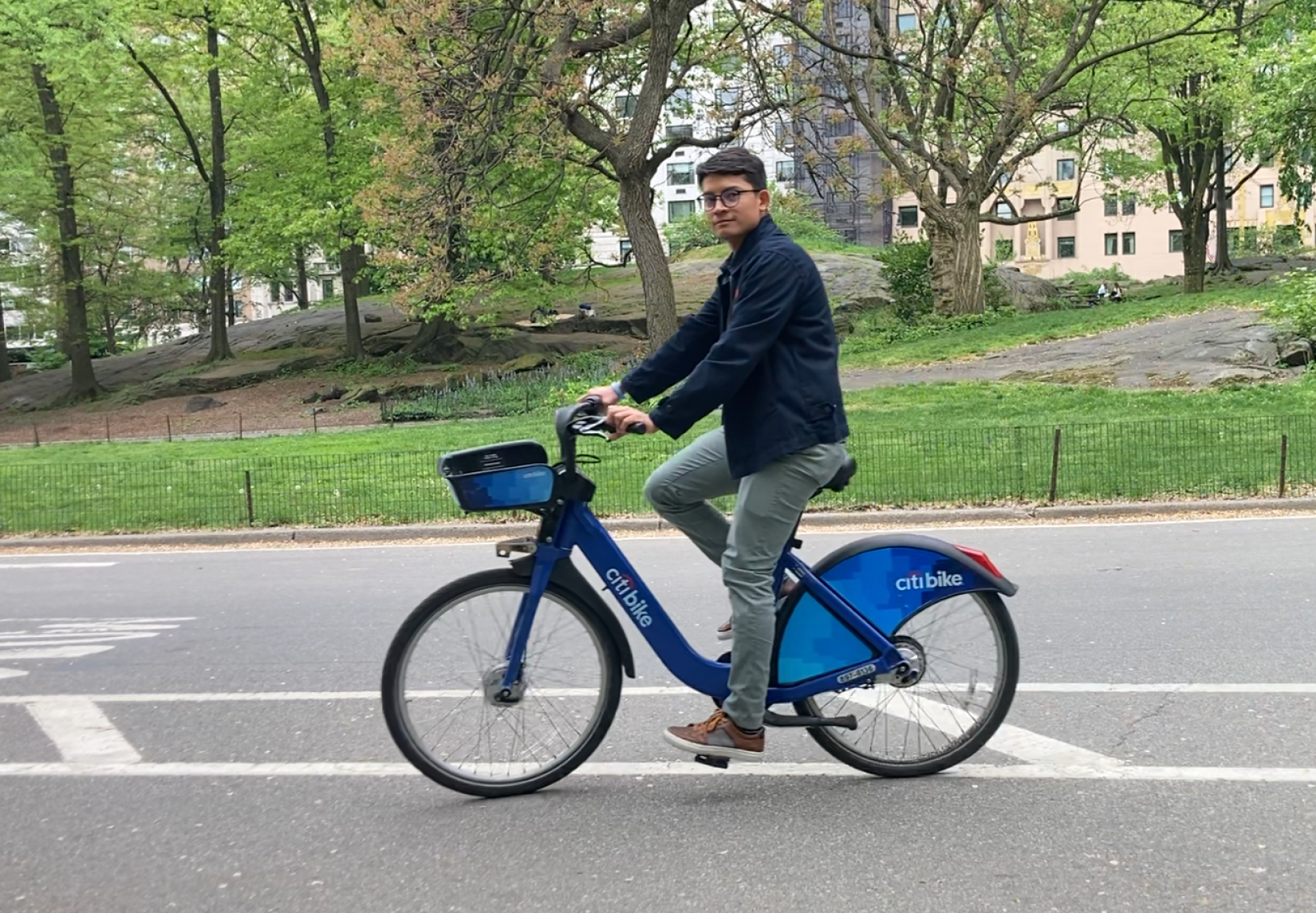 Guillén pasea en bicicleta por una de las calles de Nueva York.