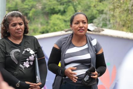 Primer plano de una de las lideresas comunitarias que compartió su experiencia de trabajo por su comunidad.