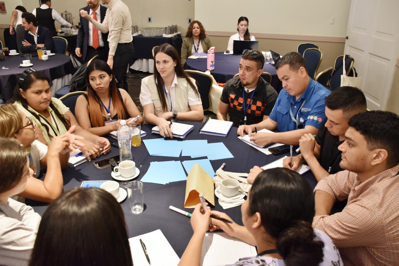 Jóvenes, 7 mujeres y 4 hombres en una mesa redonda, comparten sus ideas sobre cómo lograr un mercado laboral más inclusivo y sostenible en el futuro.