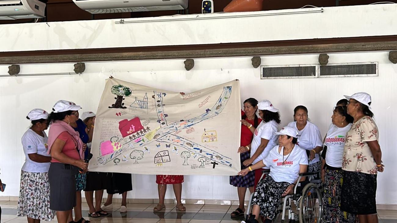 Fotografía de un grupo de mujeres exponiendo su trabajo en uno de los talleres organizados por el proyecto Mujeres guardianas de la paz