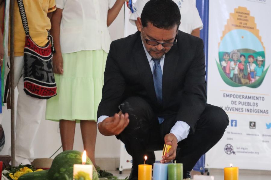 Coordinador Residente de las Naciones Unidas, Raúl Salazar, enciende una vela en el altar armado por los pueblos indígenas.