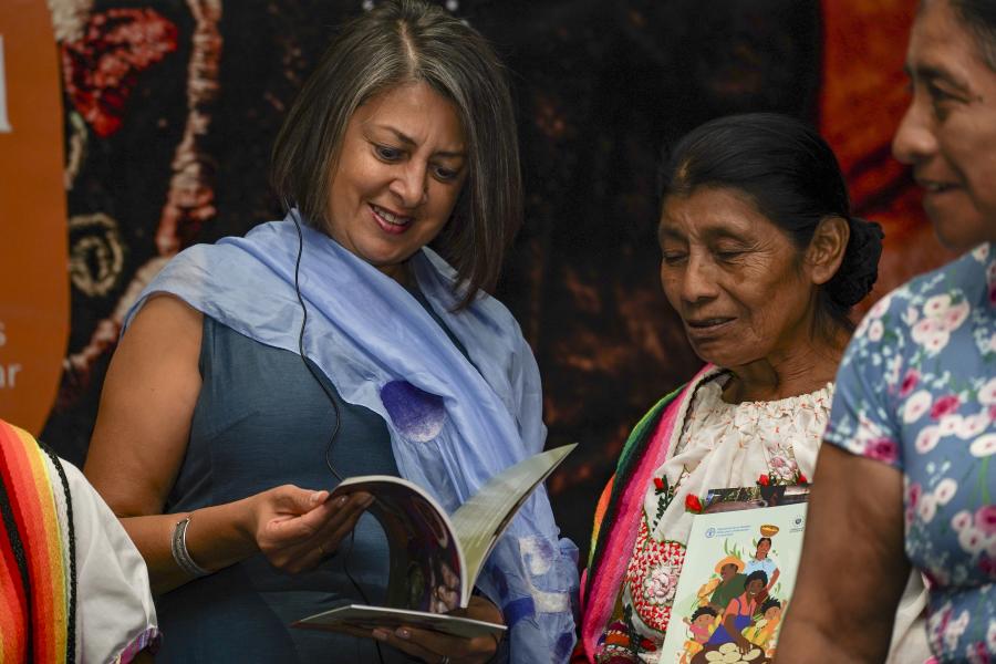 Subsecretaria general de las Naciones Unidas y coordinadora del Movimiento SUN, Afshan Khan, conversa con mujeres indígenas y revisa el recetario ancestral.