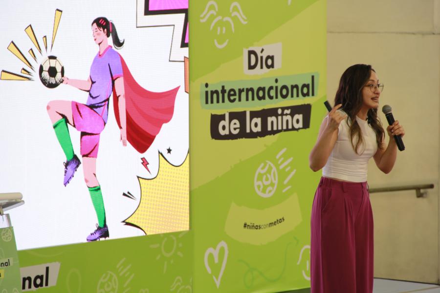 La psicóloga deportiva, Denisse Cupa, se dirige a las niñas durante la conferencia del Día internacional de la niña sobre salud mental para niñas deportistas.