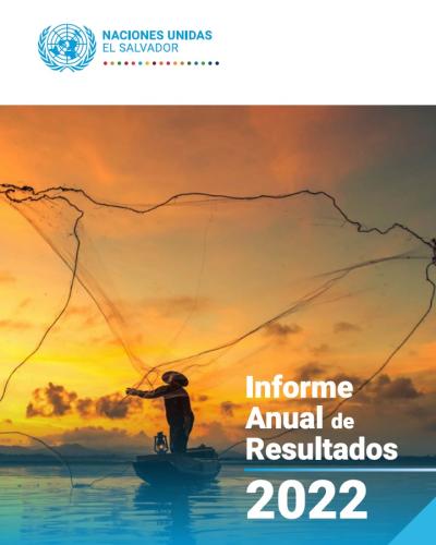 Esquina superior izquierda el logotipo de las Naciones Unidas en El Salvador. Abajo una fotografia de un pescador lanzando sus redes al mar con el atardecer de fondo. Transparencia celeste sobre la foto sobre la cual puede leerse Informe anual de resultados 2022.