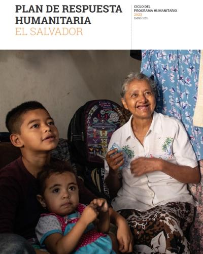 Texto que dice Plan de Respuesta Humanitaria El Salvador. Ciclo del programa humanitario 2023. Abajo, fotografía de un niño, una niña y una mujer adulta mayor sentados y sonriendo y viendo hacia otra persona que está con ellos fuera del encuadre de la foto.