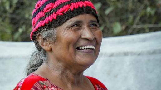 Primer plano de mujer adulta mayor sonriendo. Arriba el texto: El Salvador. Necesidades humanitarias y Plan de respuesta 2025