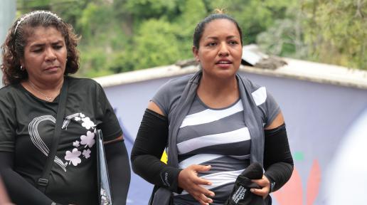 Primer plano de una de las lideresas comunitarias que compartió su experiencia de trabajo por su comunidad.